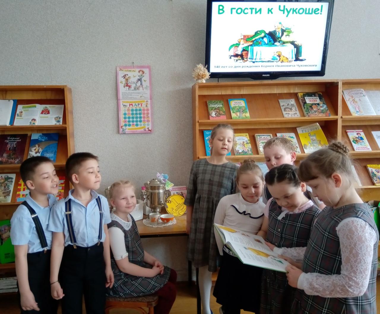 Educational schools №90 took an active part in the Municipal Environmental Promotion Green Russia, which is held in September as part of the municipal project Social Activity. High school students decided to bring order on a school territory. Here is what the guys themselves say about the event that took place: Daria Alabugina, 11A class: Our class happily agreed to take part in the Green Russia shares because to see the purity in the school and realize what we did, do it yourself, it is great! This action has become another opportunity for our class together spending time outside lessons and make a good deed for school and Russia.  Alexander Shastin, 11A class: We had fun and warmly despite not very good weather.I would like more such wonderful activities for the environment.  Students of primary school creatively approached participation in the Green Russia shares. They not only brought close-friendly products from home, but also created real masterpieces. For a whole week, the exhibition Autumn Fantasy rejoiced us with multi-colored paints!
